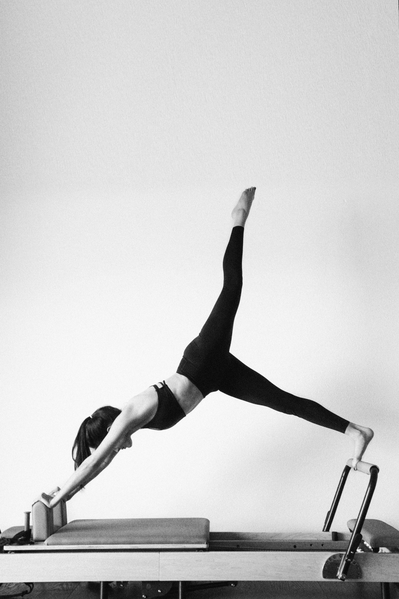Simona in a single-leg plank during class